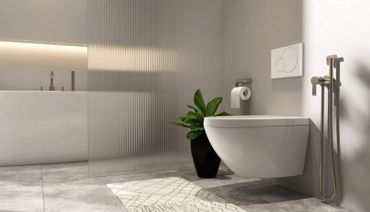 Modernes Wand-WC in Luxusbadezimmer