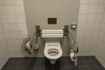 Modernes behindertengerechtes WC