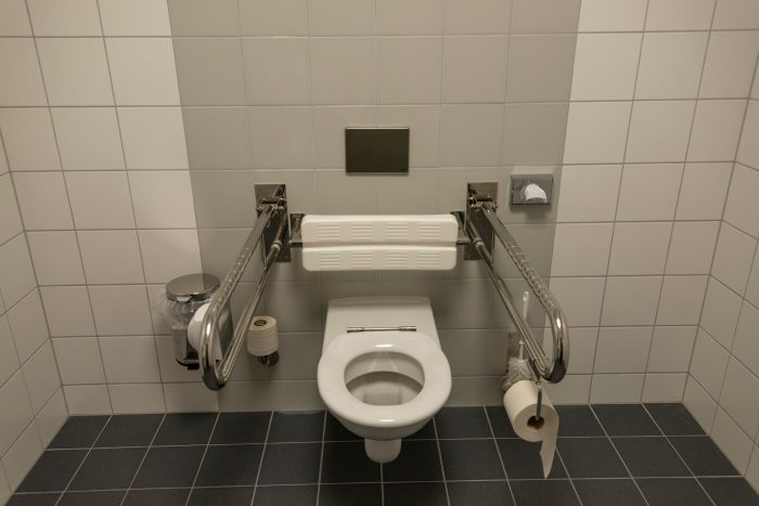 Modernes behindertengerechtes WC