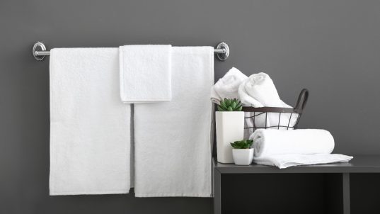 Nasse Handtücher im Badezimmer aufhängen Nasse Handtücher im Badezimmer aufhängen