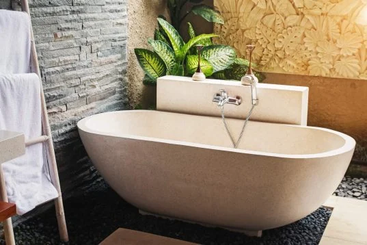 Badewanne-Maße: Welche Größe passt in Ihr Badezimmer? 13 Naturstein-Badewanne