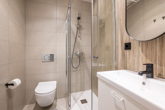Platzsparende Dusche in der Ecke