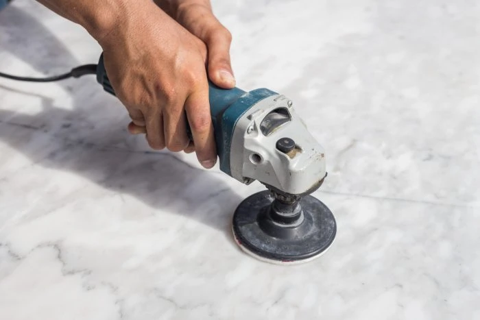 Fugenloses Badezimmer: Die besten Materialien und Designs entdecken 17 Polieren von Marmor im Bad
