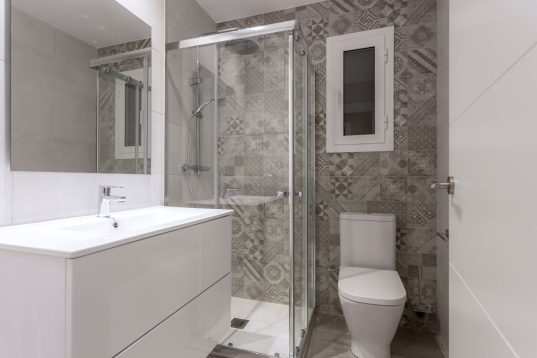Praktische Eckdusche im kleinen Badezimmer