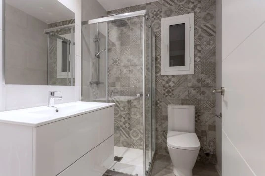 Praktische Eckdusche im kleinen Badezimmer