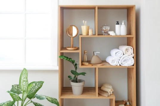 Raffiniertes Badezimmerregal aus Holz