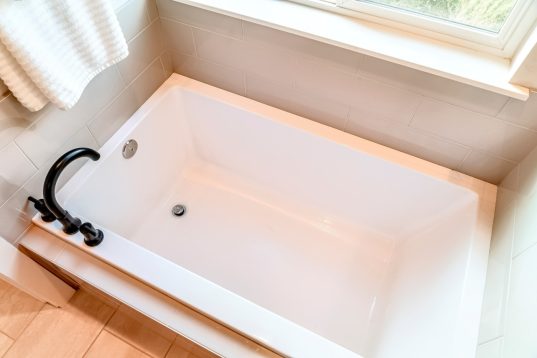 Wie viel Liter passen in eine Badewanne? So viel Wasser benötigen Sie! 7 Raumsparbadewanne