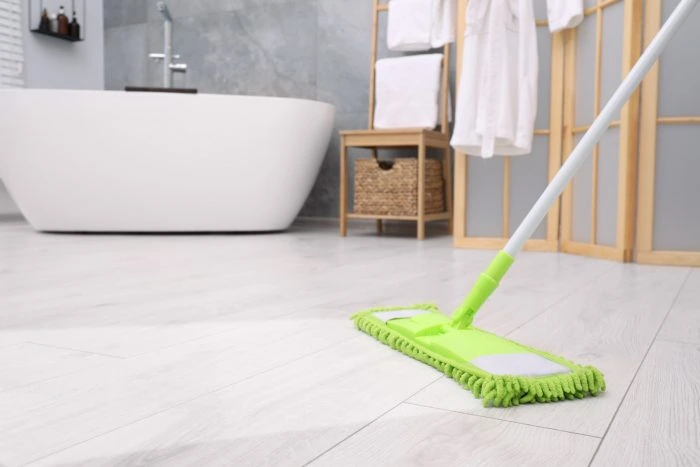 Fugenloses Badezimmer: Die besten Materialien und Designs entdecken 9 Reinigung von Vinylboden