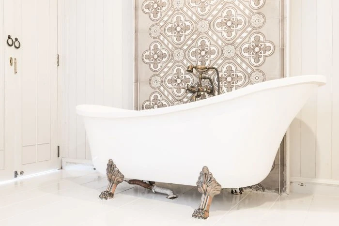 Retro Badezimmer: 5 Elemente für den perfekten Vintage Stil 7 Retro Badezimmer mit weißer Badewanne freistehend