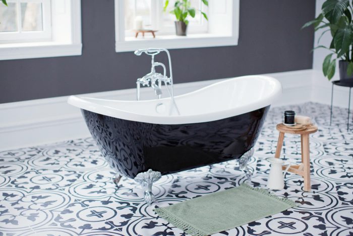 Retro-Badezimmer: 5 Elemente und Ideen für den perfekten Vintage-Stil 11 Retrobadewanne in schwarz und weiss