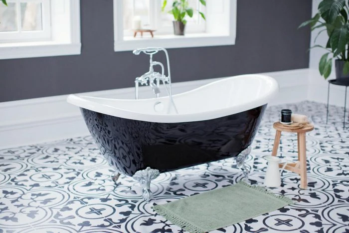 Retrobadewanne in schwarz und weiss