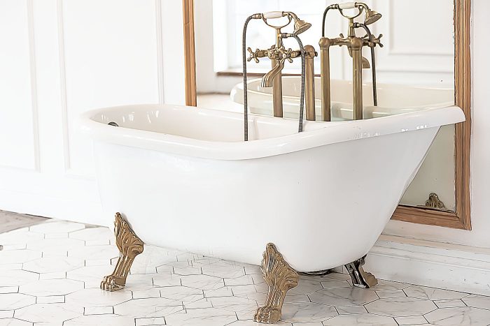 Retro-Badezimmer: 5 Elemente und Ideen für den perfekten Vintage-Stil 13 Retrobadewanne mit goldenen Fuessen