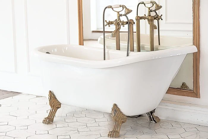 Retro-Badezimmer: 5 Elemente und Ideen für den perfekten Vintage-Stil 13 Retrobadewanne mit goldenen Fuessen