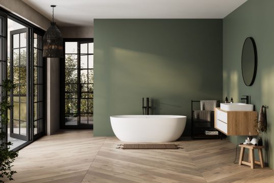 Rustikaler Holzboden im grünen Badezimmer