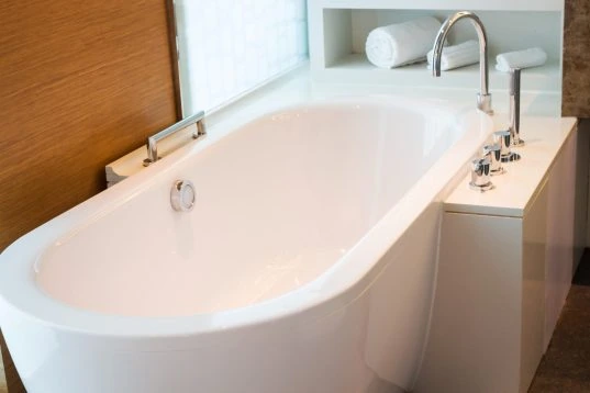 Badewanne-Maße: Welche Größe passt in Ihr Badezimmer? 11 Sanitäracryl-Badewanne