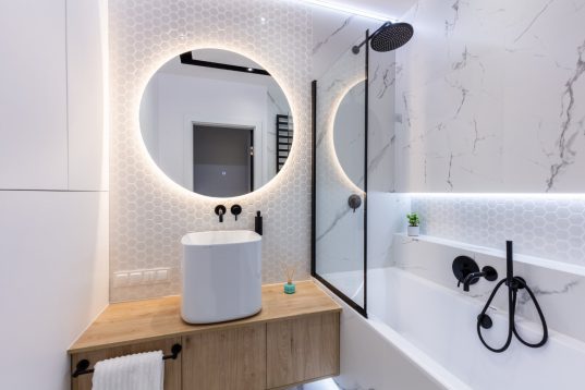 Schicke Badewanne mit Glaswand zum Duschen