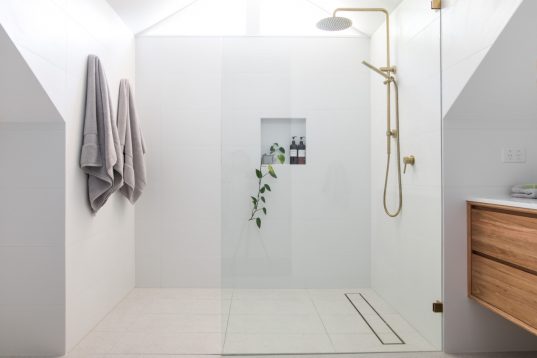 Schicke Walk-In-Dusche ohne Tür