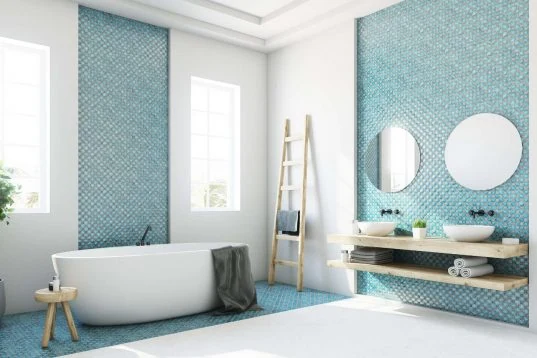 Schickes Badezimmer mit Mosaikfliesen