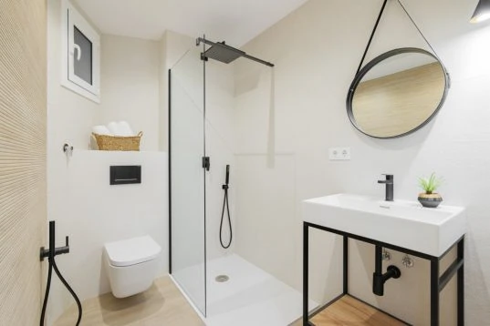 Schickes Badezimmer mit gemütlichem Holzboden