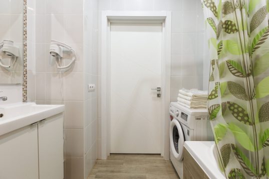 Eine breitere Waschmaschine würde den Durchgang versperren