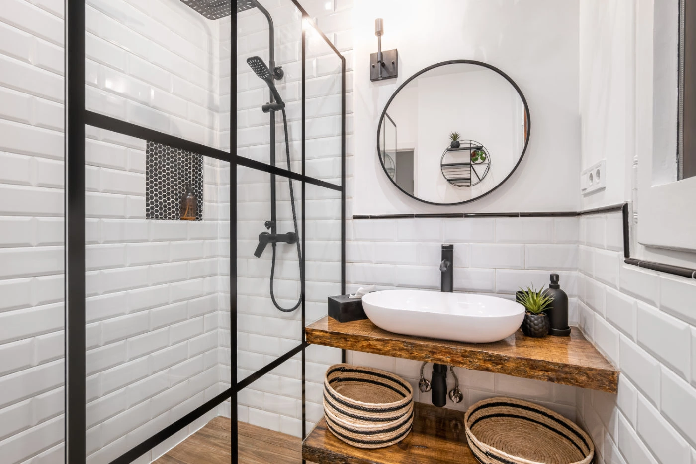 Schwarzes Badezimmer – Moderne Beispiele und Ideen 21 Schwarz umrahmte Duschwand in kleinem Badezimmer