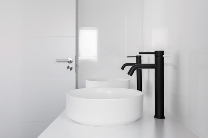 Schwarzes Badezimmer – Moderne Beispiele und Ideen 11 Schwarze Armaturen in komplett weissem Badezimmer