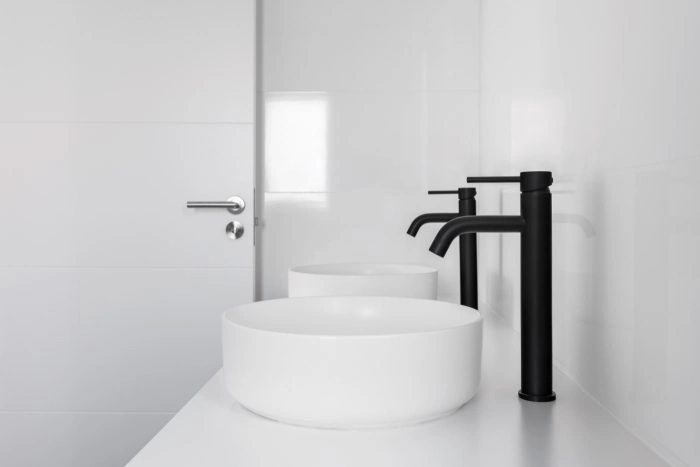 Schwarzes Badezimmer – Moderne Beispiele und Ideen 11 Schwarze Armaturen in komplett weissem Badezimmer