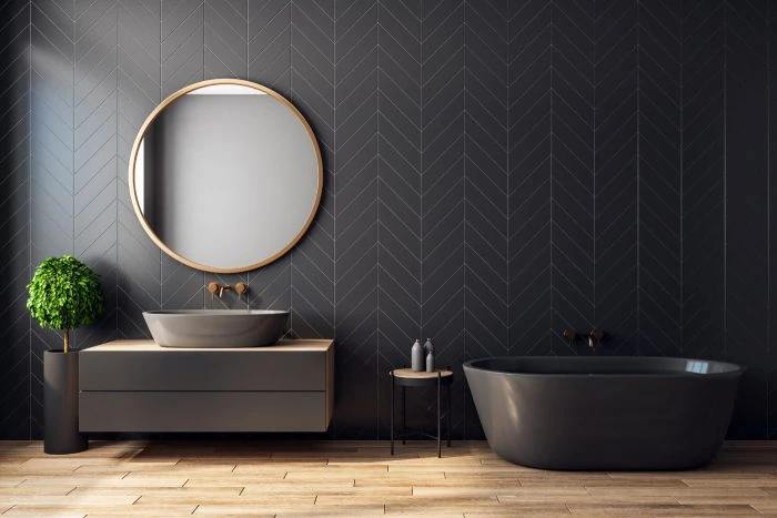 Bad neu gestalten: Mit unseren Tipps & Tricks zum neuen Traumbad 31 Schwarzes Bad mit gemütlichem Holzboden