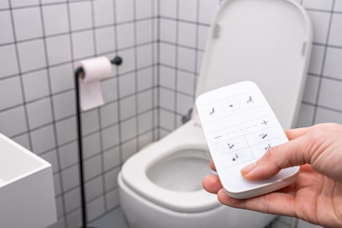 Gäste-WC richtig gestalten – 7 Ideen für eine einladende Atmosphäre 14 Smartes WC mit Fernbedienung