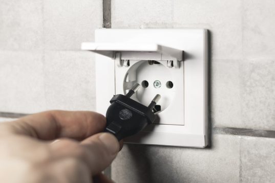 Spritzwassergeschützte Steckdose mit Klappdeckel