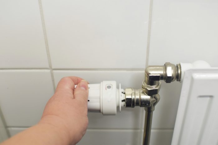 Temperatur im Badezimmer: So schaffen Sie maximalen Komfort 5 Thermostat an der Heizunge einstellen