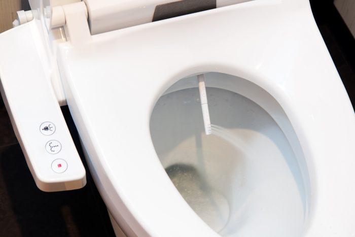 Toilette mit eingebauter Intimdusche