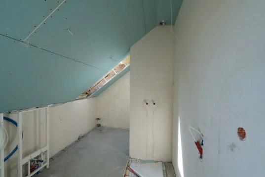 Badezimmer-Trockenbau-Ideen vom Profi: mehr Stil und Funktionalität 5 Trennwände und Decke im Bad mit Dachschräge