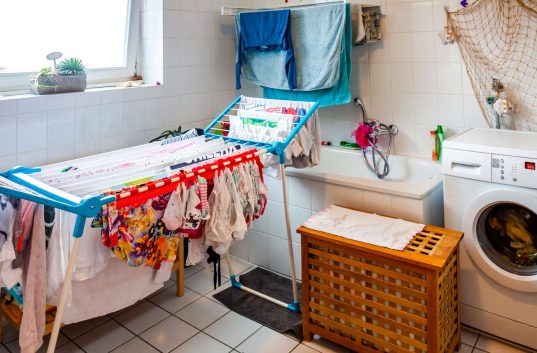 Kleines Bad optisch vergrößern – Unsere 10 Tipps 23 Unaufgeräumtes Bad ohne freie Nutzfläche