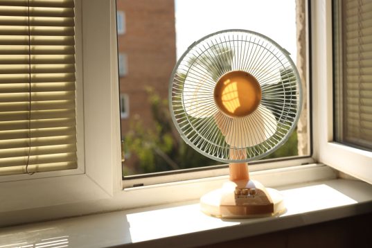 Lüftung im Bad ohne Fenster – So verhindern Sie Schimmelbildung 13 Ventilator am Fenster