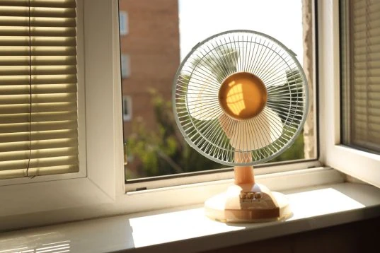 Lüftung im Bad ohne Fenster – So verhindern Sie Schimmelbildung 13 Ventilator am Fenster
