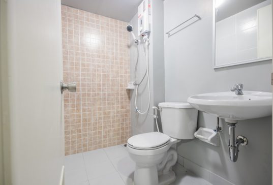 Kleines Bad optisch vergrößern – Unsere 10 Tipps 17 Veraltetes Baddesign mit kleinem Spiegel