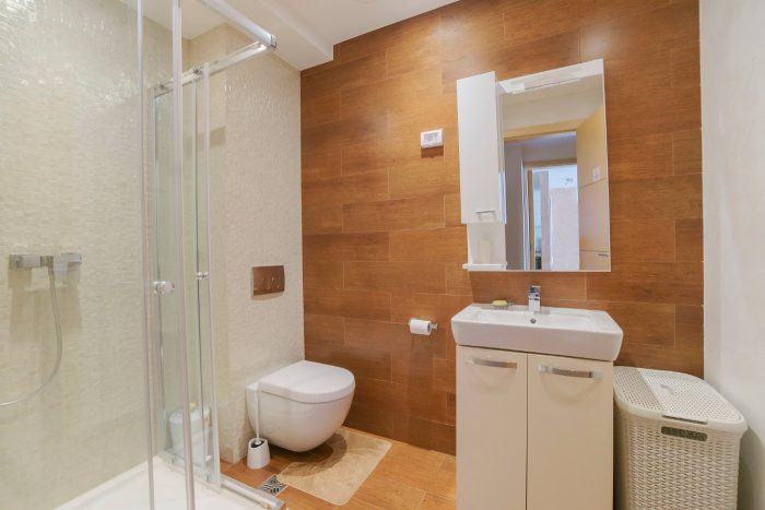 Verkuerzte Toilette auf engem Raum