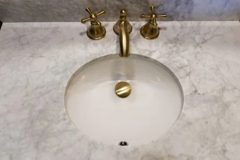 Vintage Armaturen am Naturstein Waschbecken