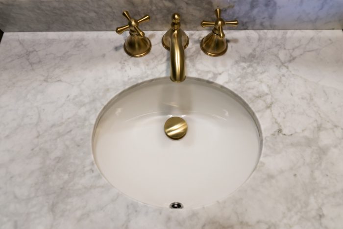 Retro-Badezimmer: 5 Elemente und Ideen für den perfekten Vintage-Stil 18 Vintage Armaturen am Naturstein Waschbecken