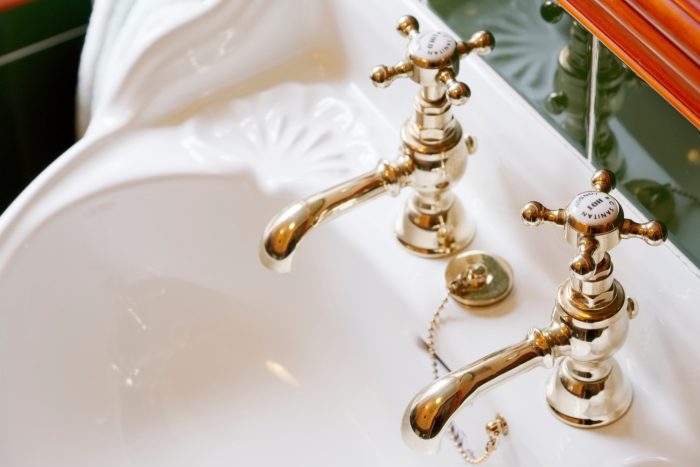 Retro-Badezimmer: 5 Elemente und Ideen für den perfekten Vintage-Stil 15 Vintage Armaturen in gold