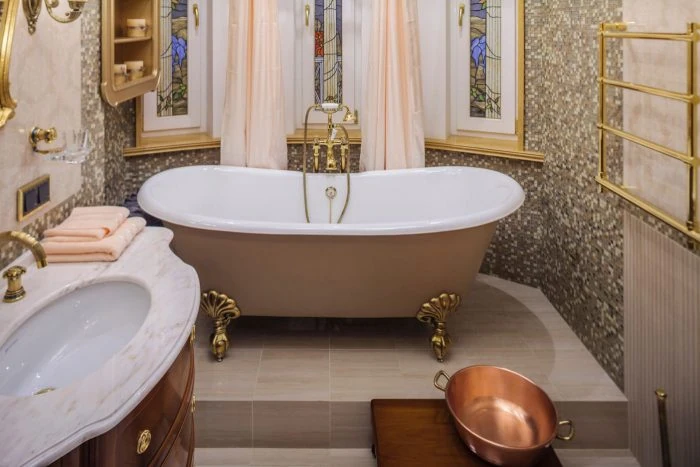 Retro Badezimmer: 5 Elemente für den perfekten Vintage Stil 8 Vintage Badezimmer mit goldenen Armaturen