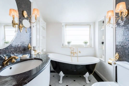 Vintage Badezimmer mit schwarzer Füsschenbadewanne