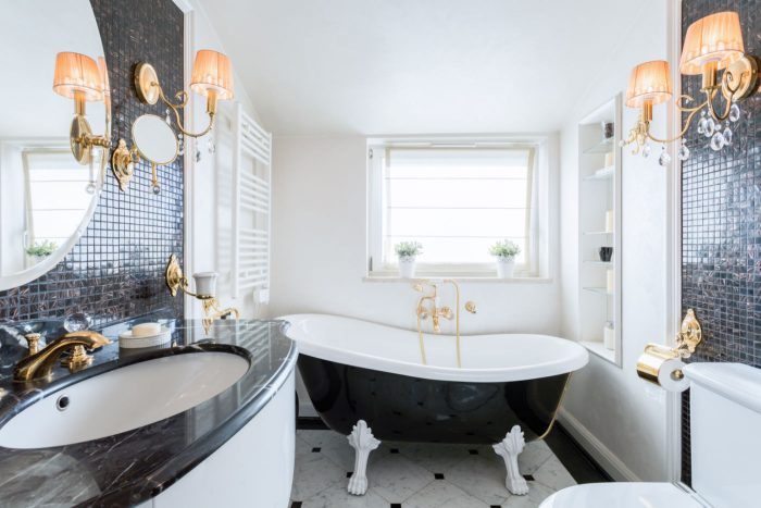 Retro-Badezimmer: 5 Elemente und Ideen für den perfekten Vintage-Stil 5 Vintage Badezimmer mit schwarzer Fuesschenbadewanne