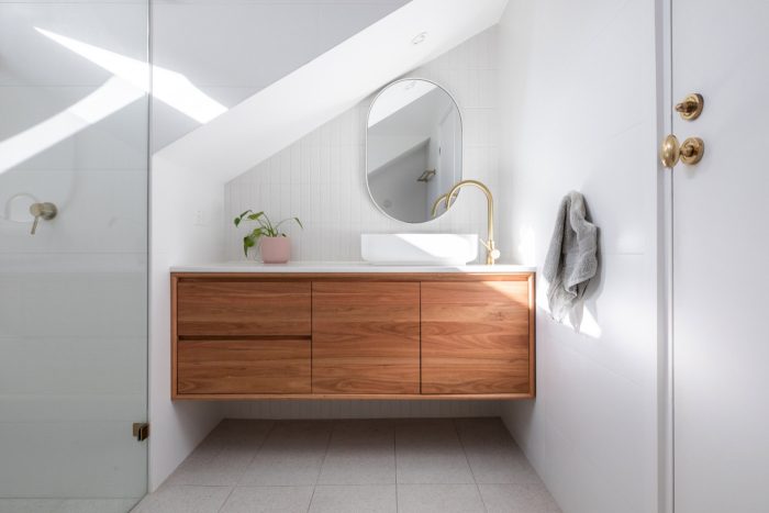 Volle Stehhoehe am Waschbecken trotz Schraege 2