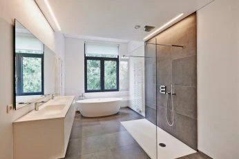 Begehbare Dusche: Maße, Kosten & Tipps zur perfekten Gestaltung 11 Walk-In-Dusche mit zwei offenen Seiten