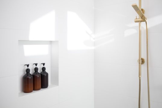 Badezimmer-Trockenbau-Ideen vom Profi: mehr Stil und Funktionalität 17 Wandnische aus Trockenbau in der Dusche