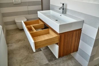 Waschbecken mit Unterschrank aus Holz