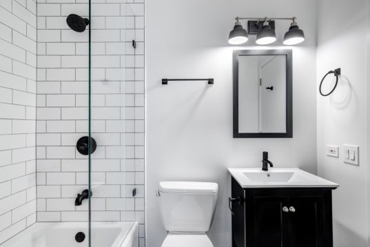 Schwarzes Badezimmer – Moderne Beispiele und Ideen 6 Weisses Badezimmer mit schwarzen Armaturen