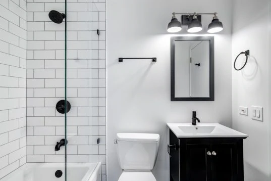 Schwarzes Badezimmer – Moderne Beispiele und Ideen 6 Weisses Badezimmer mit schwarzen Armaturen